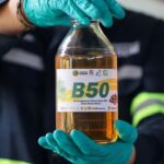 seorang-teknisi-laboratorium-berpose-untuk-foto-sambil-memegang-sebotol-bahan-bakar-biodiesel-sawit-50-selama-acara-pengujian--1776776838821_169
